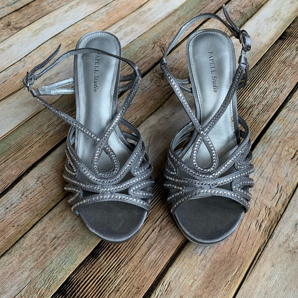 Adriana Papell silver gray dress heels